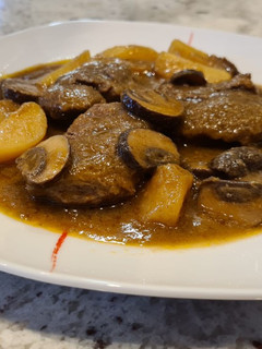 Una foto de Carrilleras ibéricas guisadas con champiñones y vino blanco