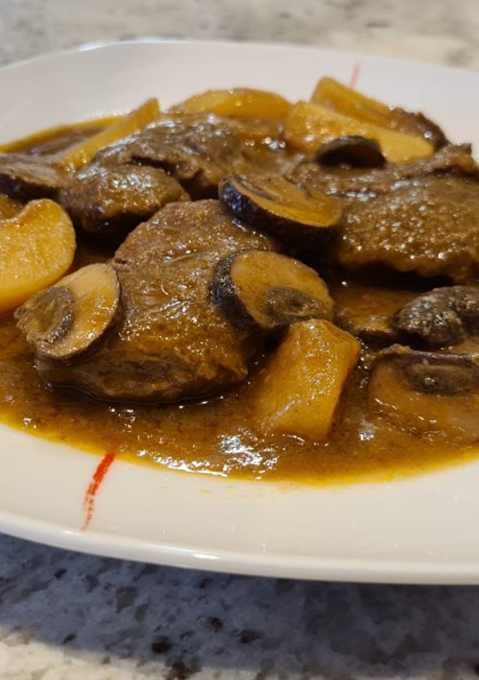 Una foto de Carrilleras ibéricas guisadas con champiñones y vino blanco