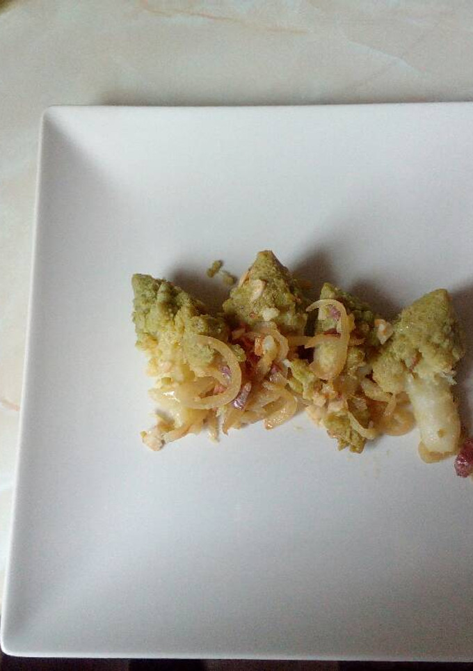 Una foto de Romanescu con jamón 