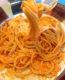 Pasta con crema de pimientos morrón