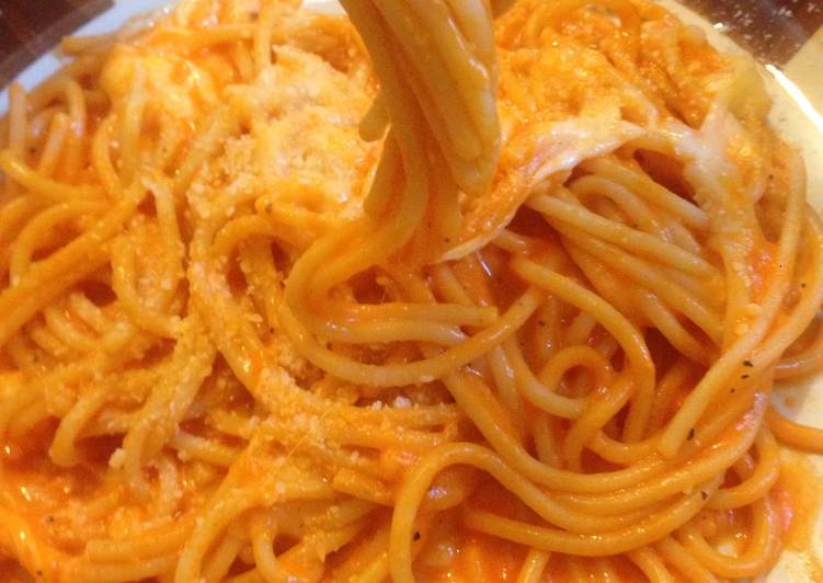 Pasta con crema de pimientos morrón