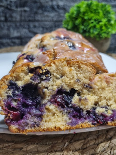 Una foto de BUDÍN DE LIMÓN HÚMEDO CON ARÁNDANOS Y❤️ con harina integral
