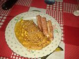 Omelette esponjoso con rollitos de jamón y queso