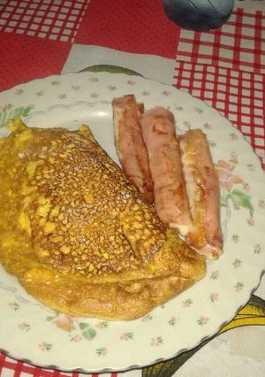 Una foto de Omelette esponjoso con rollitos de jamón y queso