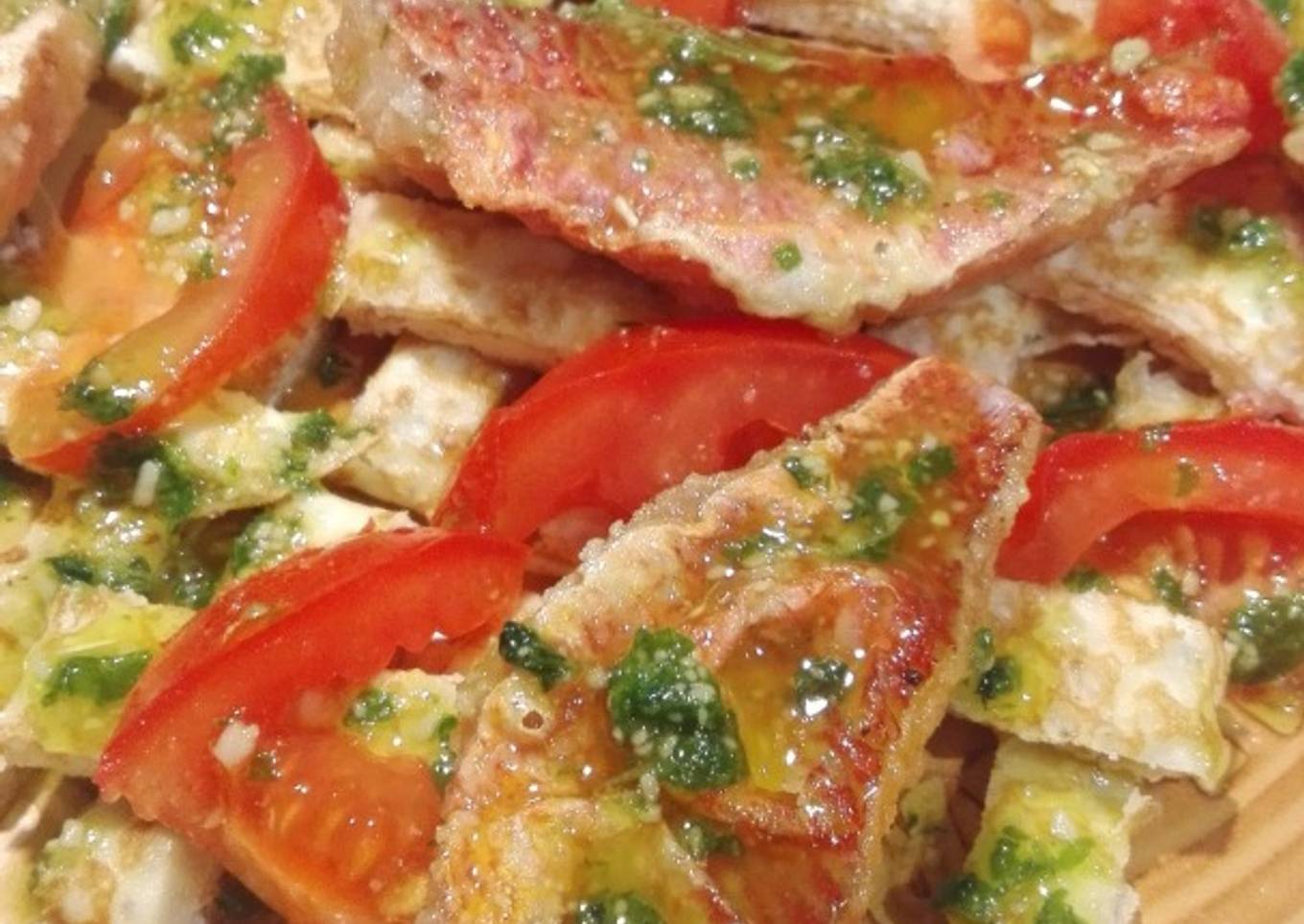 Salmonetes fritos sobre crepes rellenos al pesto