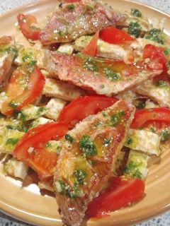 Una foto de Salmonetes fritos sobre crepes rellenos al pesto