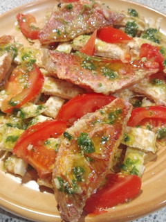 Una foto de Salmonetes fritos sobre crepes rellenos al pesto