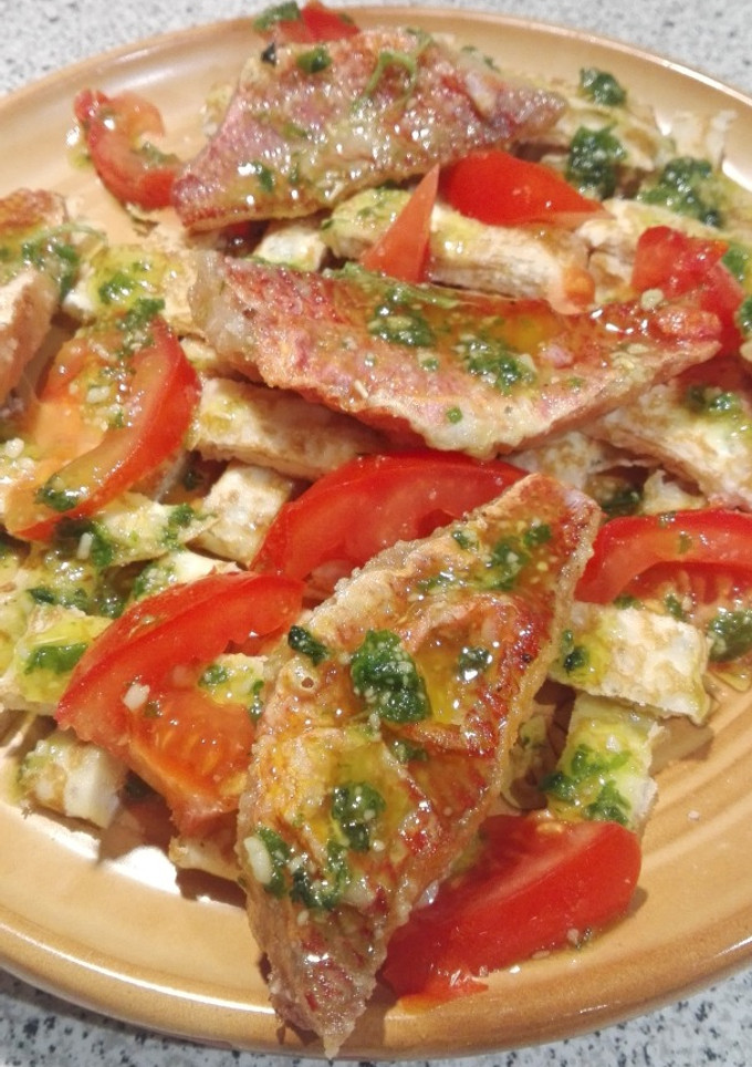 Una foto de Salmonetes fritos sobre crepes rellenos al pesto