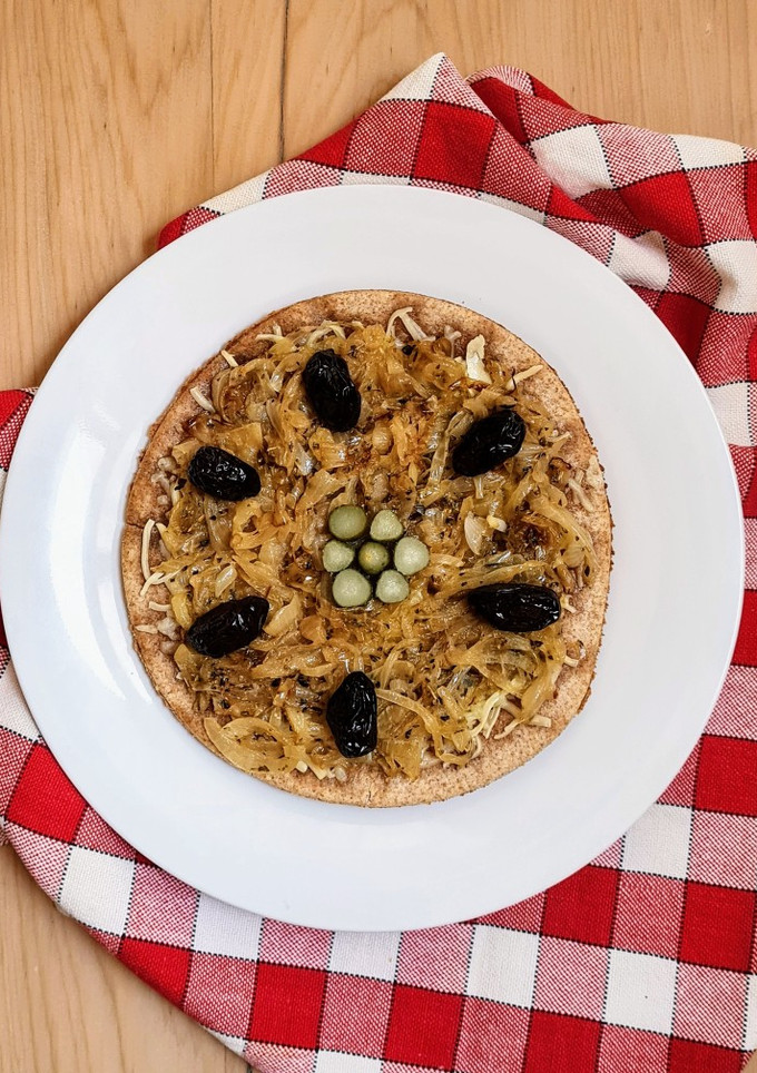 Una foto de Pizza integral de cebolla sin horno ni levadura