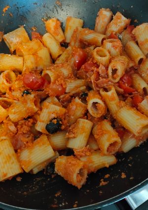 Foto di Pasta con il sugo,olive e pomodorini 🌈