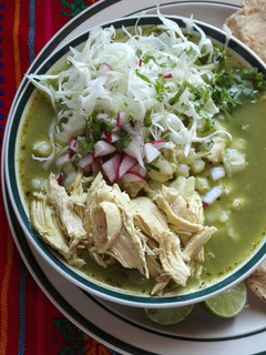 Una foto de Pozole verde de pollo