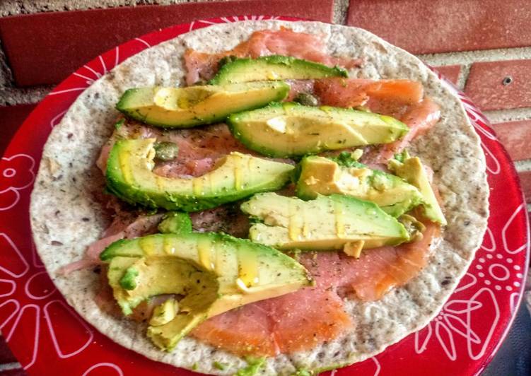 Piadina de salmón, aguacate y alcaparras