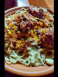 Tallarines con salsa rosa y albóndigas