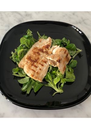 Foto di Petto di pollo alla piastra su letto di valeriana🥗