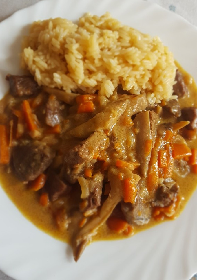 Una foto de Estofado de ternera y setas con salsa de soja y nata