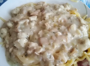 Una foto de Salsa blanca con pollo y champiñones