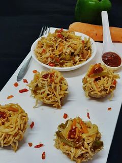 शेजवान न्यूडल्स बास्केट (schezwan noodles basket recipe in Hindi) रेसिपी मुख्य फोटो