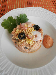 Una foto de Ensaladilla de gambas, surimi y atún