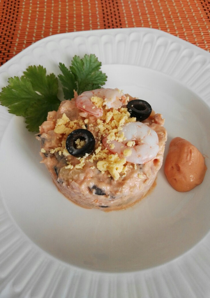 Una foto de Ensaladilla de gambas, surimi y atún