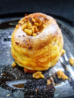 Una foto de Manzana horneada rellena de pasas y nueces envuelta en hojaldre