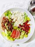 Ensalada de queso feta, manzana y nueces pecanas