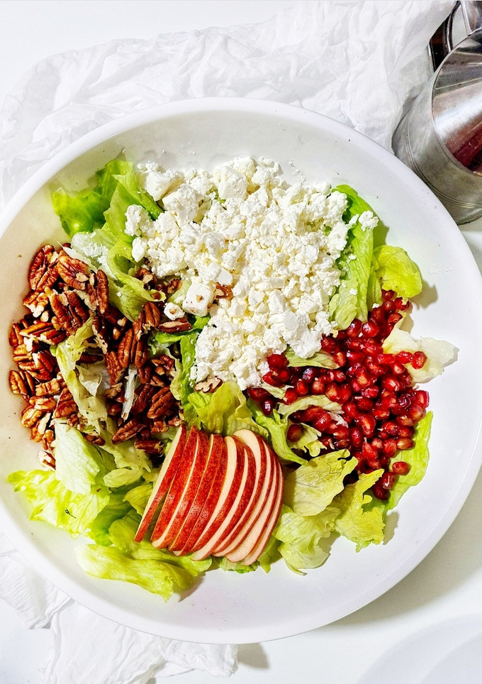 Una foto de Ensalada de queso feta, manzana y nueces pecanas