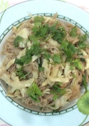 Hình của món Mì gạo lứt xào chay nấm đông cô.