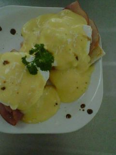 Una foto de huevos benedictinos.
