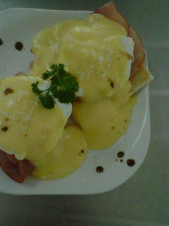 Una foto de huevos benedictinos.