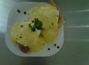 Una foto de huevos benedictinos.