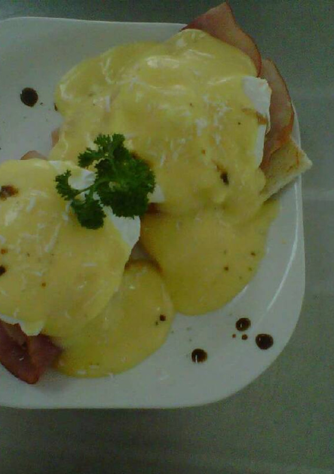 Una foto de huevos benedictinos.