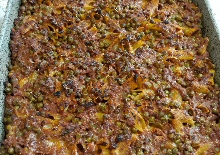 Pennoni al forno con ragù alla Bolognese e piselli