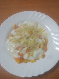 Una foto de Macedonia tropical con yogur y polvo de magdalenas