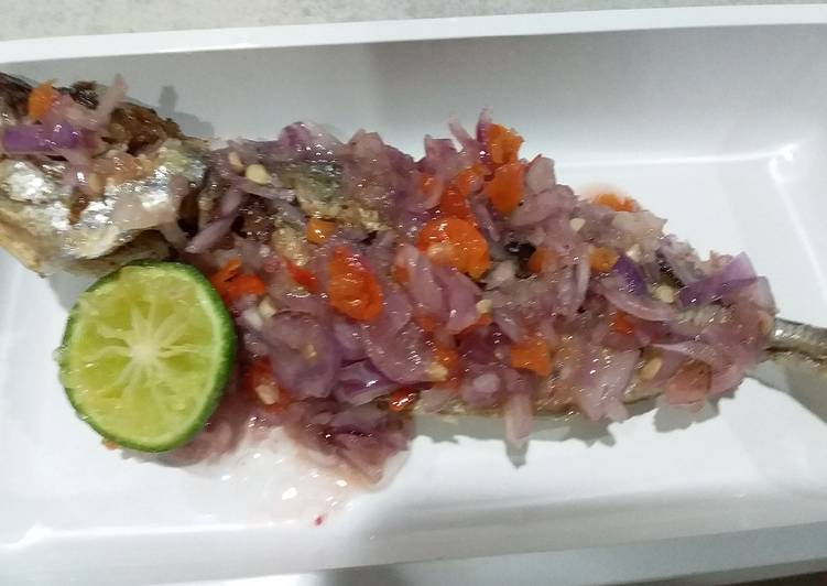Ikan kembung goreng sambal matah khas bali
