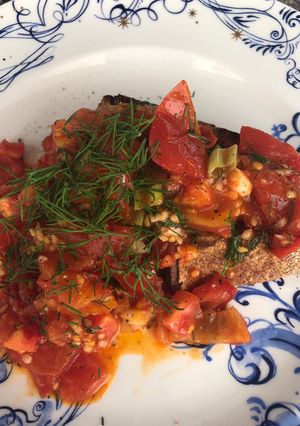 A picture of Tomatoes on toast.