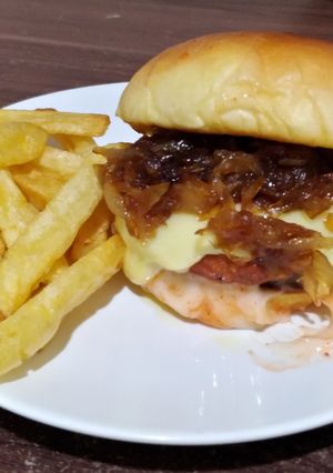 Foto resep Caramelized onion chicken burger