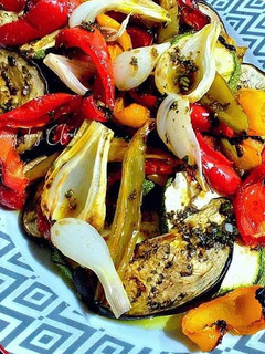 Una foto de Verduras a la parrilla con aceto balsámico, ajos y perejil