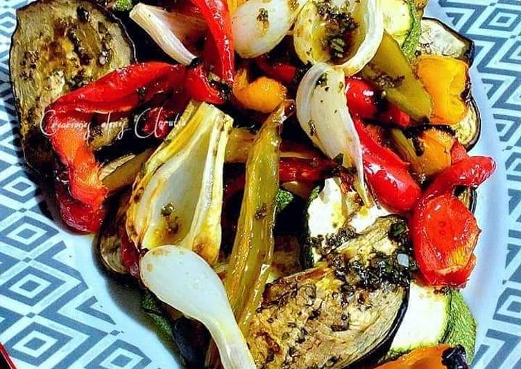Verduras a la parrilla con aceto balsámico, ajos y perejil