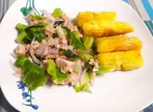 Una foto de Ensalada de Atún con Yucas Fritas
