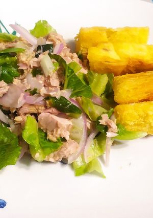 Una foto de Ensalada de Atún con Yucas Fritas