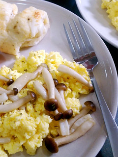 #假日早餐#蟹味菇歐姆碎蛋。 的食譜成品照片