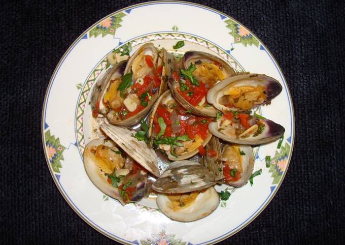 STEAMED CLAMS WITH TOMATOES AND CILANTRO. JON STYLE