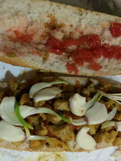 Una foto de Bocata de panceta fresca con especias y limón