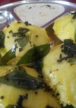 सूजी बेसन ढोकला (Suji besan dhokla recipe in Hindi) रेसिपी मुख्य फोटो