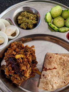 वांग्याचे भरीत व ठेचा (vangyache bharit ani thecha in marathi) रेसिपी चे मुख्य फोटो
