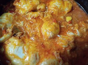 Una foto de Shakshuka con atún manjar