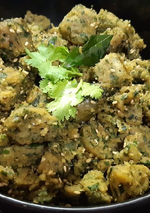 પાલક ના મુઠીયા (Palak Mathia Recipe In Gujarati) રેસીપી મુખ્ય ફોટો