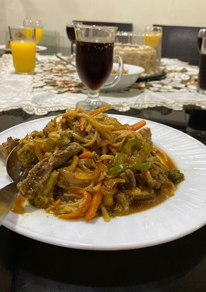 Una foto de TALLARÍN SALTADO, carne, pollo, cerdo