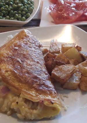 Una foto de Omelette de arroz con queso y jamón