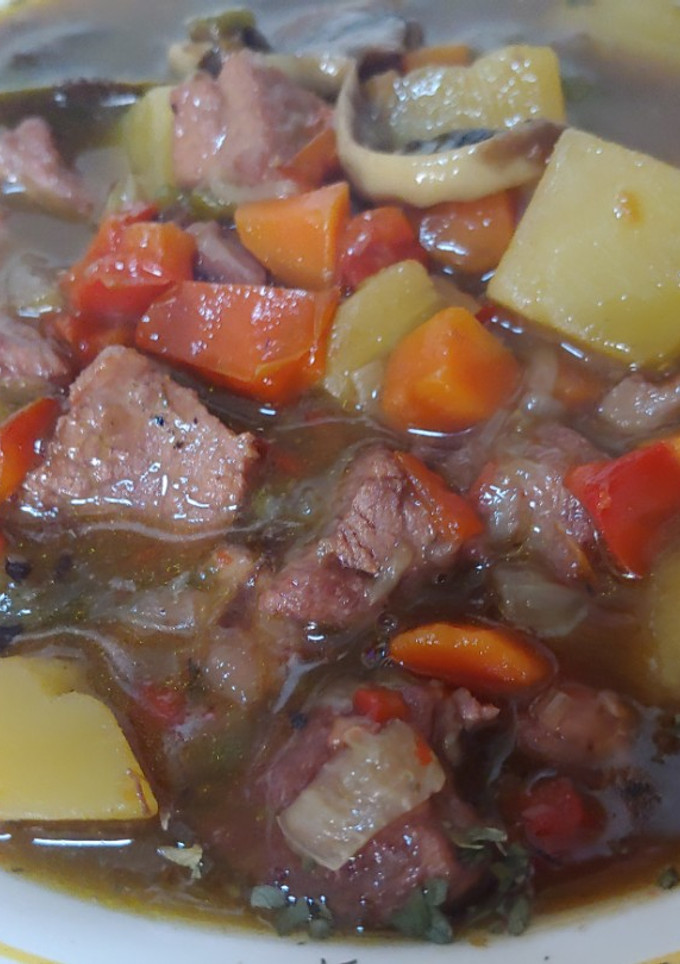 Una foto de Cerdo estofado con verduras al vino tinto y bacon